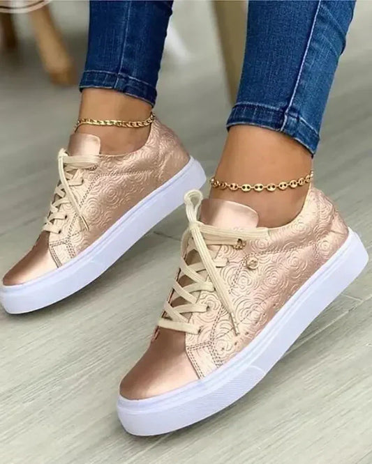 Chique sneakers met gouden detail